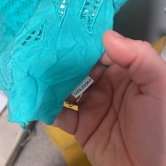 Volcom tank with adjustable straps - Picture 2 of 6